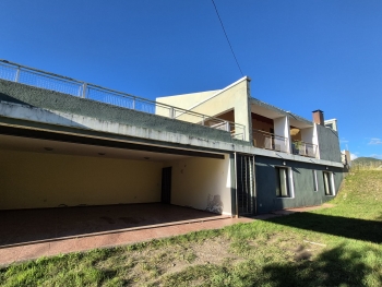 CHALET CON PILETA EN ALQUILER ANUAL