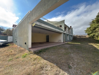 CHALET CON PILETA EN ALQUILER ANUAL